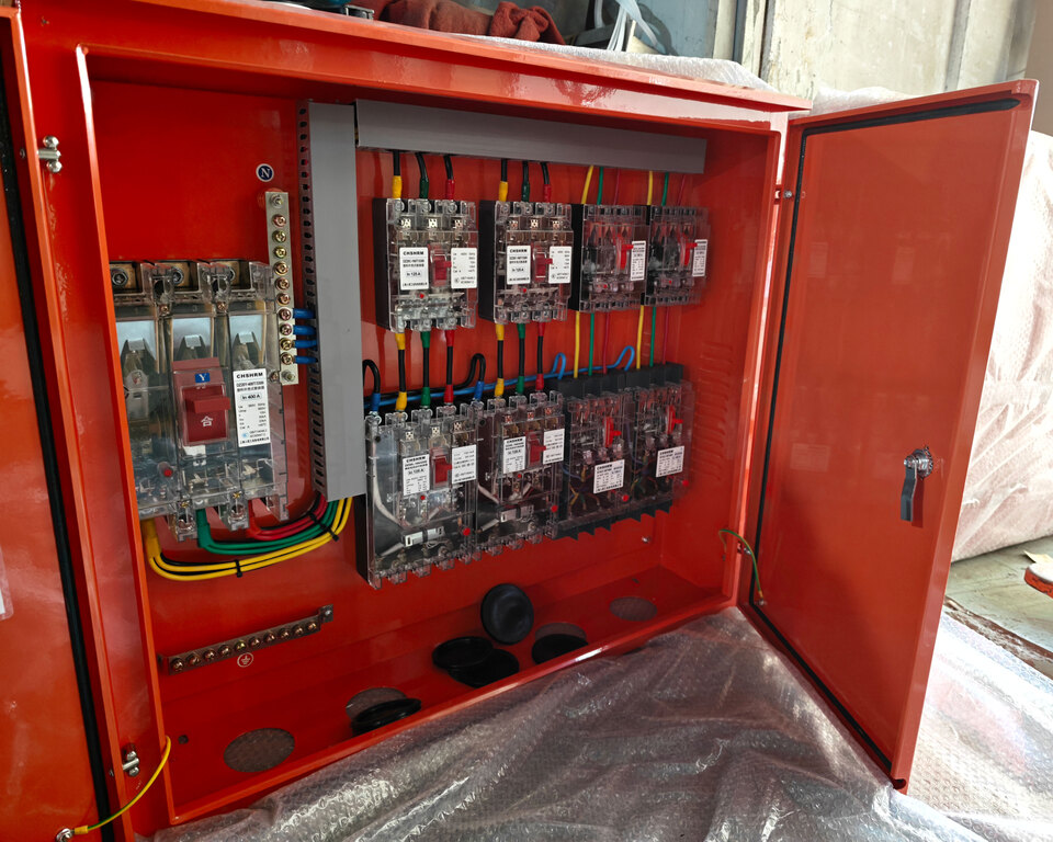 W jaki sposób standardy dystrybucji energii na placach budowy mogą dotrzymać kroku globalnemu ociepleniu infrastruktury? Firma Ouyue Electric wprowadziła na rynek dwudrzwiową skrzynkę zewnętrzną ze stali nierdzewnej o wysokim stopniu ochrony, lewą i prawą