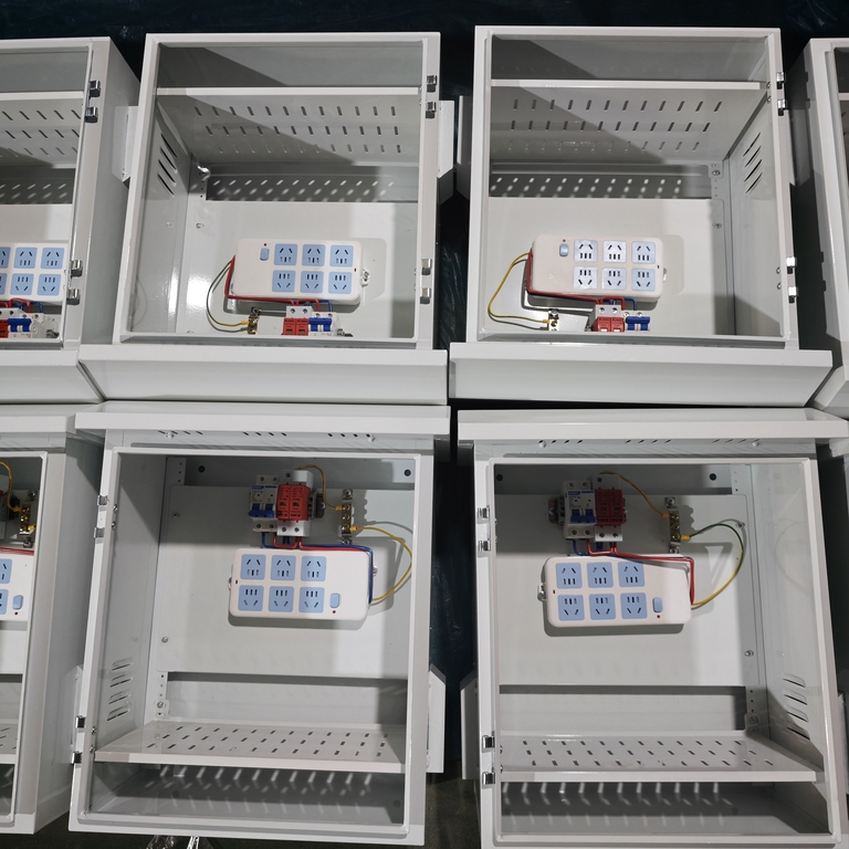 Prawdziwe zdjęcia z masowej produkcji zewnętrznej przeciwdeszczowej skrzynki rozdzielczej Ouyue Electric: Prezentacja całego procesu, od powłoki blaszanej po kompletny montaż maszyny